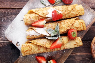 Krep reçeli, çilek ve şeker tozu ile. Ev yapımı kek, de