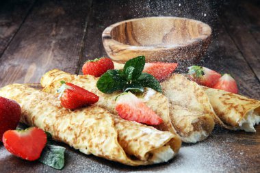 Krep reçeli, çilek ve şeker tozu ile. Ev yapımı kek, de