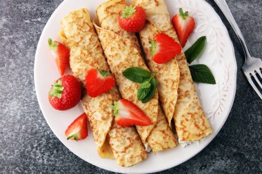 Krep reçeli, çilek ve şeker tozu ile. Ev yapımı kek, de