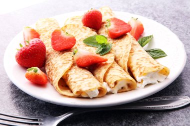 Krep reçeli, çilek ve şeker tozu ile. Ev yapımı kek, de