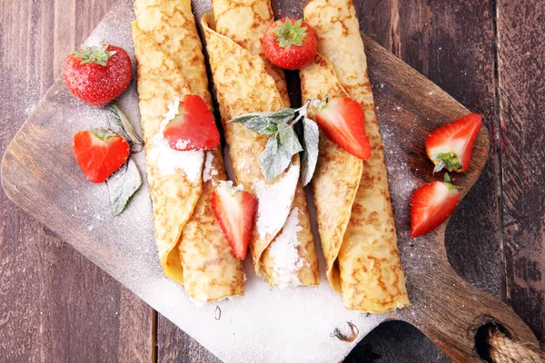 Crepes con marmellata, bacche e zucchero in polvere. frittelle fatte in casa, de — Foto Stock