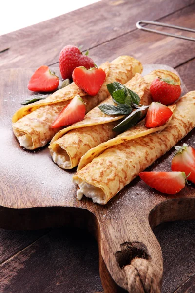 Crepes with jam, berries and sugar powder. Homemade pancakes, de — Stock Photo, Image