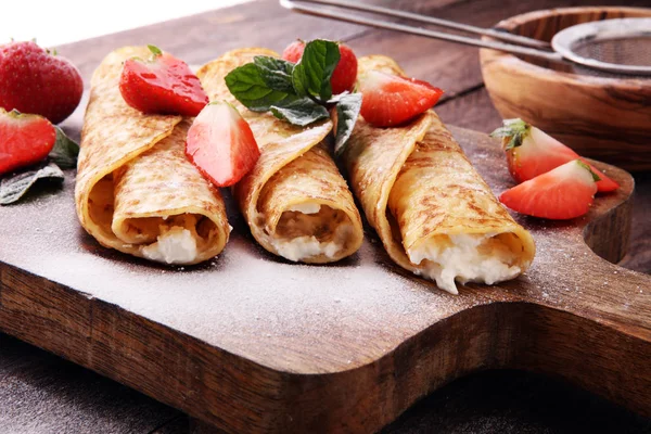 Crepes with jam, berries and sugar powder. Homemade pancakes, de — Stock Photo, Image