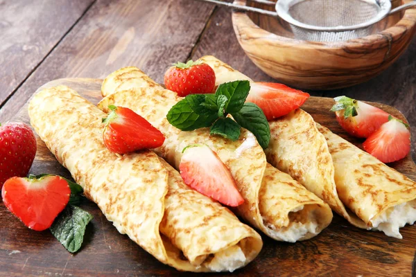 Crepes with jam, berries and sugar powder. Homemade pancakes, de — Stock Photo, Image