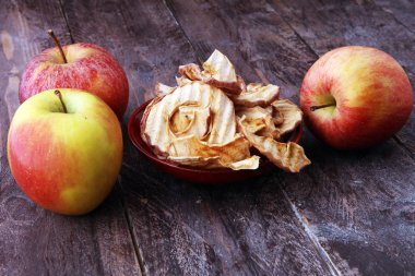 Kase ve ahşap arka plan üzerinde elma kurutulmuş elma cips