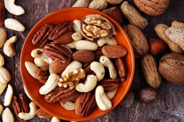 ahşap zemin üzerine karışık Kuruyemiş ile top. Sağlıklı gıda ve snac