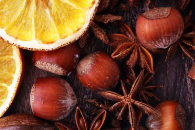 Kuru dilim portakal, tarçın, karanfil ve kakule