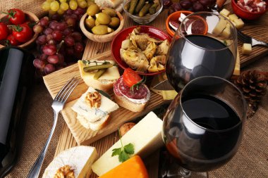 İtalyan antipasti şarap aperatifler çeşitli kümesi. Peynir, Mediterranean