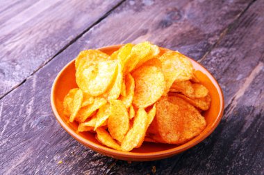 Bir kase gevrek patates cipsi. Lezzetli kırmızı biber chips