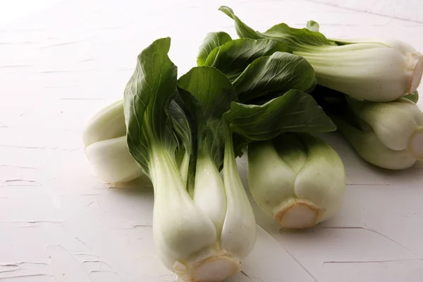 白の背景に青梗菜の新鮮な野菜 — ストック写真