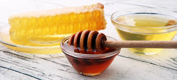 Honey in glass with honey dipper, Honeycomb, Honey Bee. — Stock Photo, Image