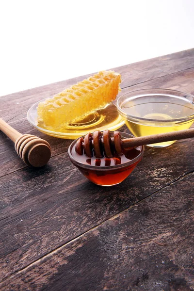 Miel en vaso con cazo de miel, panal, abeja melífera . — Foto de Stock