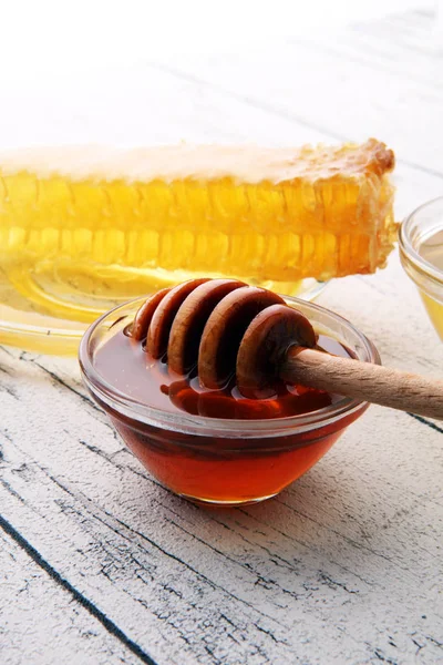 Honey in glass with honey dipper, Honeycomb, Honey Bee. — Stock Photo, Image
