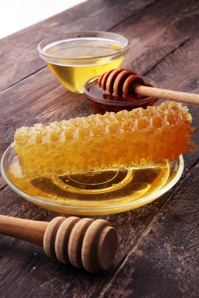 蜂蜜蜂蜜ディッパー、ハニカム、ミツバチとガラスで. — ストック写真