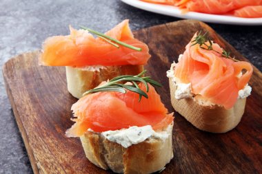 Füme somon ve krem peynir ve otlar ile ekmek