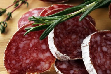 Mermer kesme tahtası üzerine dilimlenmiş salam ile.