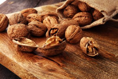 Ceviz. Ceviz taneleri ve çuvala bütün ceviz