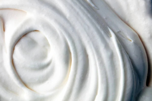 Primer plano de una crema batida o agria blanca en un tazón . — Foto de Stock