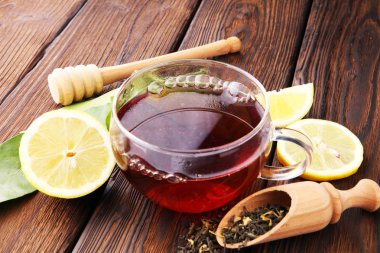 Cam fincan kahverengi ahşap zemin üzerinde limonlu çay.