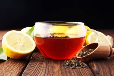 Cam fincan kahverengi ahşap zemin üzerinde limonlu çay.
