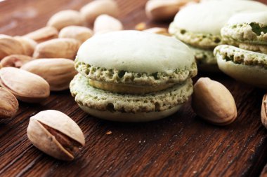 Tatlı ve renkli Fransızca macaroons veya macaron ahşap backgr üzerinde