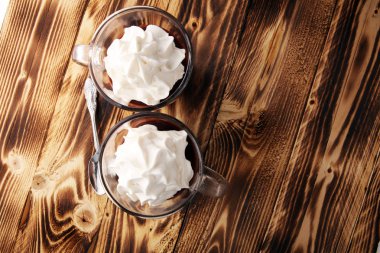 Sıcak çikolata veya kahve cam krem şanti ile