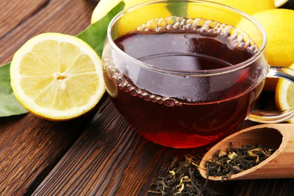 Cam fincan kahverengi ahşap zemin üzerinde limonlu çay.
