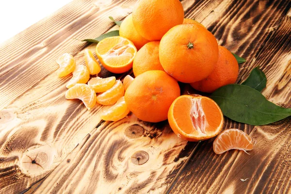 Frische Mandarinenorangen Früchte mit Blättern auf Holztisch — Stockfoto