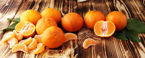 Frische Mandarinenorangen Früchte mit Blättern auf Holztisch — Stockfoto