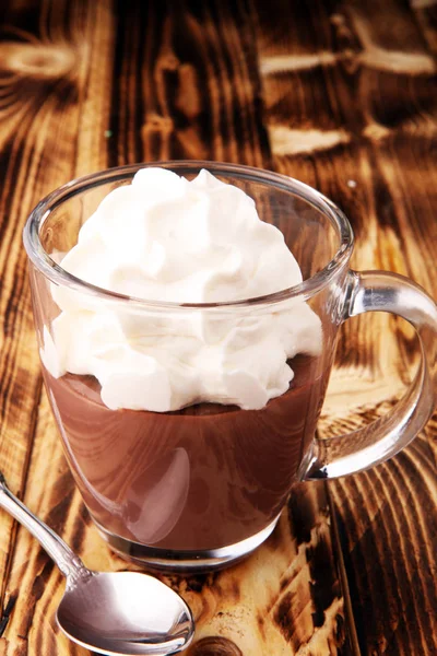 Горячий шоколад или кофе со взбитыми сливками в стакане — стоковое фото