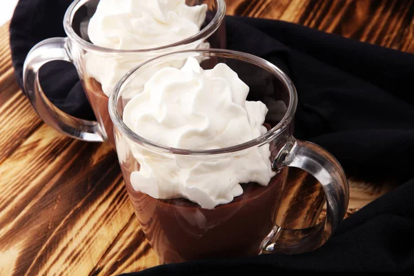 ホット チョコレートやガラスにホイップ クリームとコーヒー — ストック写真