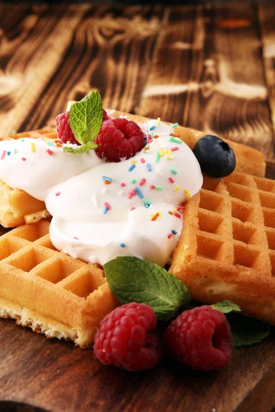 Plate of belgian waffles with whipped cream, mint and fresh berr — Stock Photo, Image