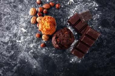 Çikolatalı kek ve somun kek, karanlık backgro üzerinde ev yapımı ekmek