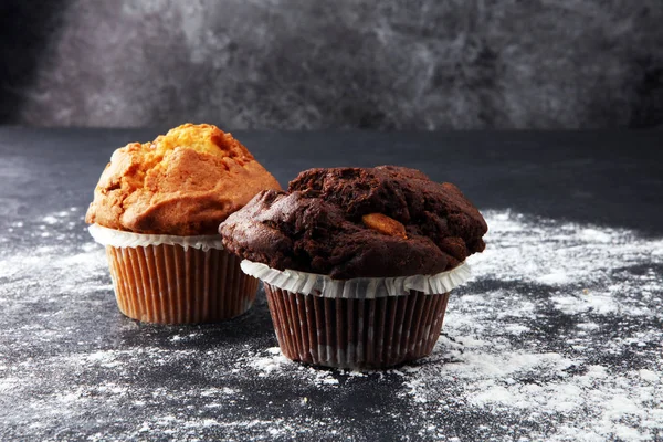 Čokoládový muffin a matice muffin, domácí pekárna na tmavě backgro — Stock fotografie