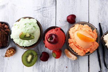 Farklı renk kümesi dondurma kaşık toz ve lezzetleri ile olmak