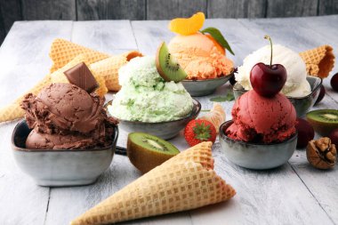 Farklı renk kümesi dondurma kaşık toz ve lezzetleri ile olmak