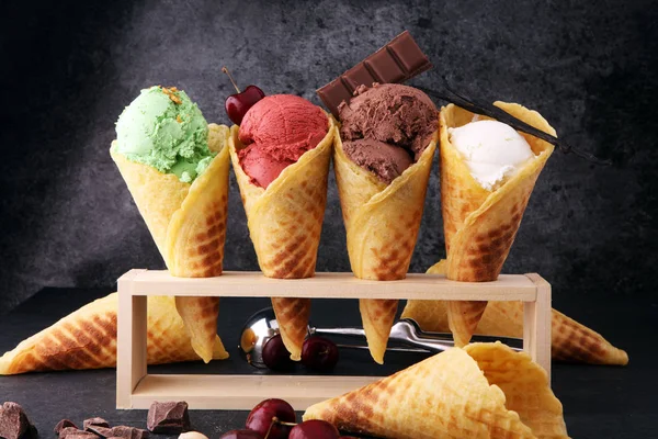 Set van ijs scoops van verschillende kleuren en smaken met worden — Stockfoto
