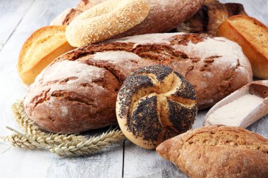 Beyaz tahta üzerinde rulo ekmek ve ekmek çeşitleri. Mutfak