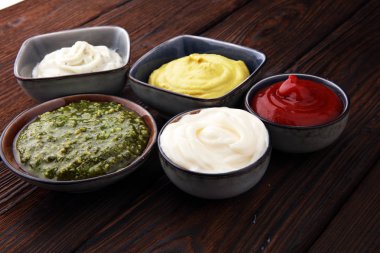 Soslar - ketçap, mayonez, hardal barbekü sosu, pesto, m kümesi