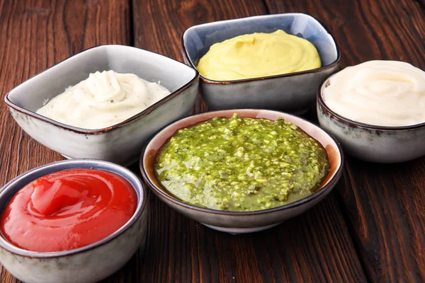 Set Soßen - Ketchup, Mayonnaise, Senf-BBQ-Sauce, Pesto, — Stockfoto