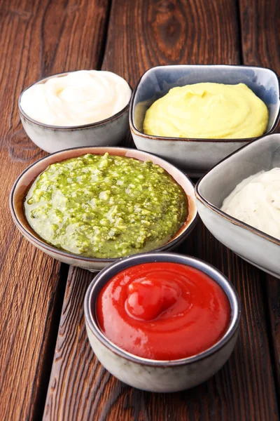 Conjunto de molhos ketchup, maionese, molho de mostarda bbq, pesto, m — Fotografia de Stock