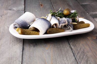 Geleneksel rollmops dolması, salamura ringa balığı filetosu, bir tabak üzerinde.