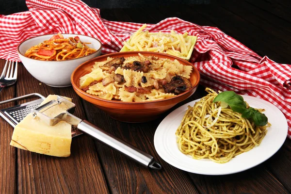 Italienische Nudelauswahl mit Pesto, Carbonara, Tomatenspaghetti — Stockfoto