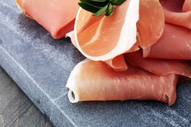 İtalyan prosciutto crudo veya jamon rosemary ile. Ahşap üzerine ham ham