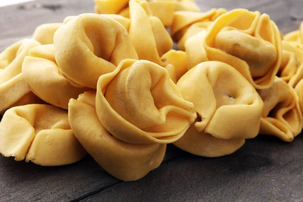 Rohkäse gefüllte Tortellini-Pasta auf Holzgrund. — Stockfoto