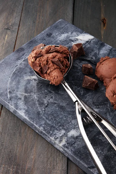 Schokoladeneiskugel, abgeschöpft mit einem Eislöffel. — Stockfoto