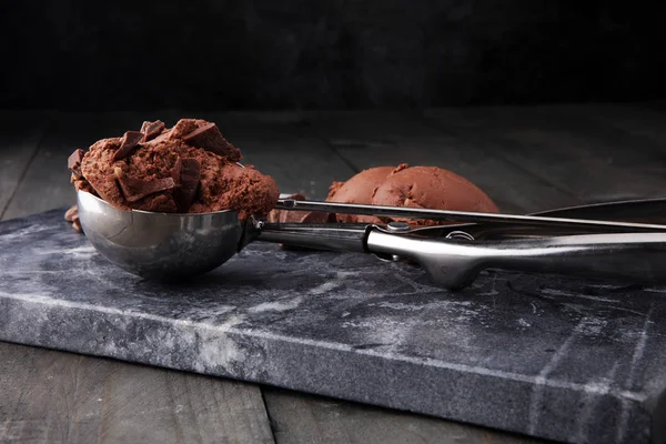 Schokoladeneiskugel, abgeschöpft mit einem Eislöffel. — Stockfoto