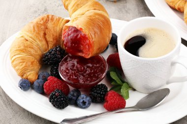 Lezzetli kahvaltı taze kruvasanlar ve olgun çilek ve j ile