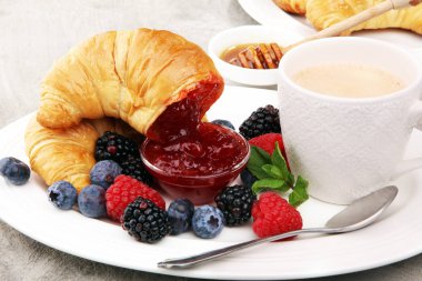 Lezzetli kahvaltı taze kruvasanlar ve olgun çilek ve j ile