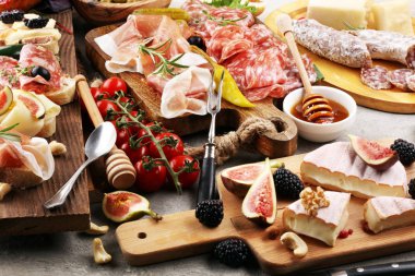 İtalyan antipasti şarap aperatifler küme. Peynir çeşitli, Mediterranean